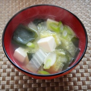 白菜と長ネギと豆腐とわかめの味噌汁